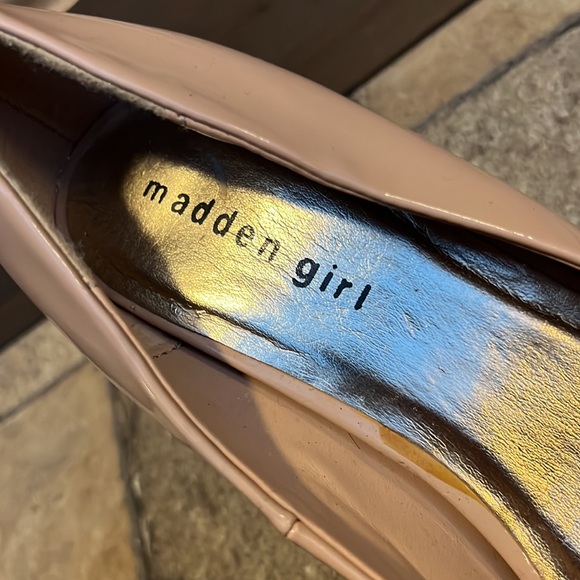Woman’s size 10 Madden Girl pink faux leather heel EUC - Picture 2 of 6